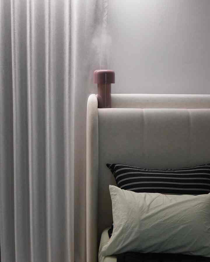 今日の家に先に公開してみる私たちの夫婦の寝室ですよ🛌

最近私が家で過ごす時間が多いから
当然、最も手の多い空間です。 

まだ完全に飾られた状態ではありません。
少しは空白に見えるかもしれませんが、
それでも今この感じもそれなり好きです！ >_<