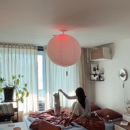 반려동물과 함께 생활하다 보면 침구 하나도 조금 더 신중하게 고르게 되는 것 같아요.
눈에 보이지 않는 먼지나 유해 요소까지 생각하게 되고, 피부에 직접 닿는 만큼 소재나 관리 부분도 자연스럽게 중요해지더라구요.
이번에 만나본 므론 알러지케어 차렵이불은 디자인부터 사용감까지 전체적으로 만족스러운데요, 톤다운된 컬러감과 배색 디테일이 과하지 않게 공간에 스며들어서 침실 분위기도 한층 더 정돈된 느낌이며, 
양면으로 사용할 수 있는 디자인이라 그날의 분위기에 따라 다른 느낌으로 연출할 수 있는 점도 마음에 들었어요.
초극세사 원단이라 피부에 닿는 촉감이 정말 부드럽고, 자극 없이 포근하게 감싸주는 느낌이라 계속 손이 가게 되는 침구랍니다.
또한, 항균 케어와 알러지 안전 기준까지 더해져 반려동물과 함께 사용하는 공간에서도 조금 더 안심하고 사용할 수 있답니다.
흡습.속건 기능까지 갖춰
사계절 내내 쾌적하게 사용할 수 있는 점도 만족스러웠어요.
디자인, 촉감, 관리까지
전체적인 균형이 잘 잡혀 있는 차렵이불을 찾으신다면 진심 추천드려요!
#여름침구바꿨어요 
#므론 #양면이불 #알러지케어이불 #베딩추천 
#일상 #리뷰 #예쁜템 #아파트인테리어 #맞팔 #선팔 #빈티지인테리어 #플랜테리어 #홈스타그램 #콘수프기록집 #오늘의집 #스페셜크리에이터 #오늘의집크리에이터

