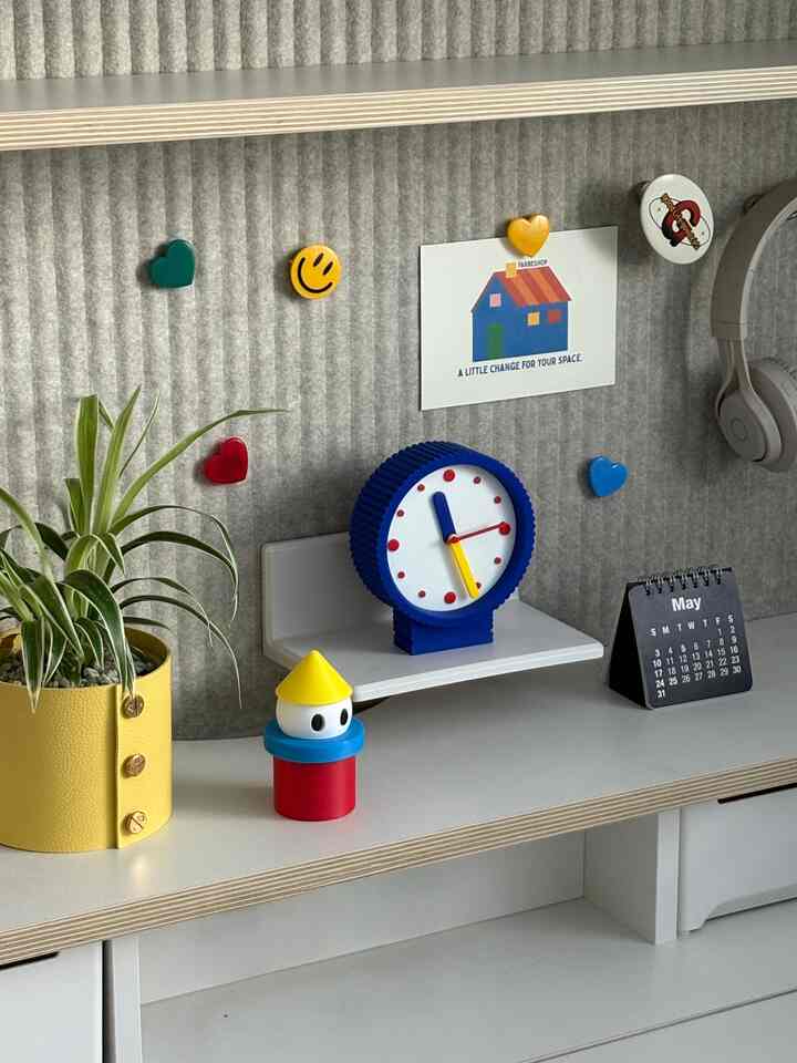 #コンスープ

パルベショップのPLAY DOT CLOCK ⏰🤍

宅配便を開くとすぐに色感を見て悔しい… 🥹

卓上時計としても使用できます。
壁に好きな方向に設置できます。
あちこちに移っていって配置してみたのにどこにでもよく似合って…
食べました..🥹💙

オブジェのようにポイントになって何度も会いたい。.👀

ホルダーで取り付ける方法は難しくありませんでした。
ドングルドングルのデザインにカラー感までしっかり飛び出して
キッチングしながらもとてもかわいい感じ💙

我が家が可愛くなった感じがした… ✨


＃今日の家＃今日の私たちの家
#パルベショップ #FARBESHOP #THECOLORLOVERSCLUB #PLAYDOTCLOCK #卓上時計 #壁時計 #インテリア時計 #オブジェ時計 #ホームスタイリング #家飾り #感性インテリア #キッチーインテリア #ホームインテリア #新婚ホームインテリア