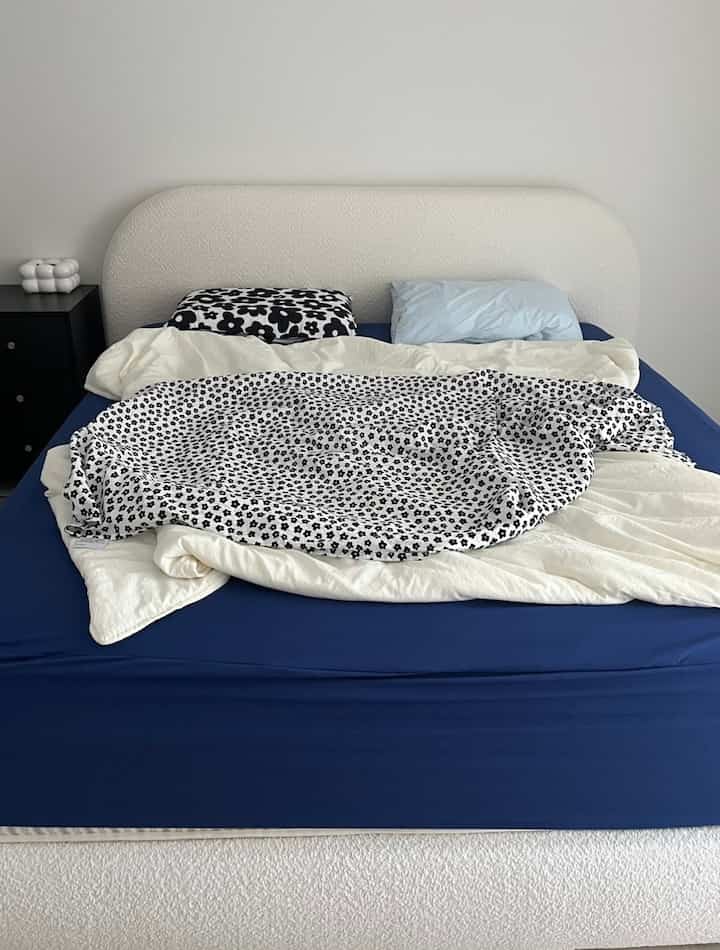 今日の家＃ミニハウスは寝室編🛏️🤍

夏のように寝具を新しく変えました☁️  
暑さに乗る夫と寒さにたくさん乗る私、  
どちらも満足できる組み合わせで選んでみました:)

1.マットレスカバー  
キングサイズのマットレスカバーはお気に入りの製品を見つけるのが簡単ではありませんでしたが、  
お好みのカラーにカスタムメイドまで可能でとても満足しています✨

2. 布団  
2種類で構成しました！  
一つはブランケットのように薄くて軽い素材なのでエアコン風だけ軽く防いでくれて夏にぴったり良く、  
もうひとつは両面布団なのに片方は涼しい冷感素材、反対側は柔らかい面なのでお好みに合わせて使えて本当におすすめですよ🫶

3.枕カバー  
一つはポイントで花柄を足してみて、  
他は色別に争っておくほど好きなバスラック素材枕カバーですよ🤍  
横になったときにホテルの寝具を感じて、とても満足しています！

今日の家