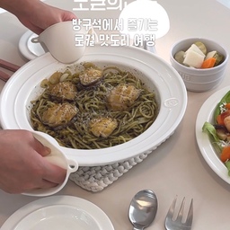 #로컬의선택 방구석에서 즐기는 로컬 맛도리 여행
오늘의집 로컬의선택 기획전이 5/11에 시작돼요.
이번에 오늘의집에서 전복을 구매했어요!
로컬의 선택 기획전에서
다양한 로컬푸드를 만날 수 있었는데
전복을 집에서 신선한 채로 받을 수 있어서
바질 전복파스타 맛있게 만들어먹었어요☺️
버터에 손질한 전복 구워주고
올리브유, 마늘, 전복 슬라이스 넣고 볶아주다가
후추, 소금 그라인더로 갈아주고
알단테로 삶은 스파게티면 + 수제 바질페스토
치킨스톡으로 마무리해줍니다.
노릇하게 구운 전복 올려준 뒤
취향에 따라 치즈 올려주면 증말…❤️
오늘의집 로컬의 선택에서 
방구석 맛도리여행으로 떠나봐요
#콘수프기록집 #콘수프필름 #현명한소비 
#주방인테리어 #무쇠쿠커 #쿠커블웨어 
#예쁜그릇 #시라쿠스 #탁상조명 #무쇠냄비 
#파스타볼 #전복 #오늘의집 #주방꾸미기
#가위 #주방가위 #커트러리 