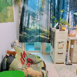 숲을 담은 우리집 패브릭 커튼🌲
자취를 시작할 때 구매해서 계속 사용하고 있는 패브릭 커튼을 달아줬어요.
숲 속에 있는 느낌이라 마음에 꼭 드는데
기장이 짧아서 바꿔야하나 고민중이에요🤔
#우리집커튼자랑 #패브릭포스터 #패브릭 #패브릭인테리어 #숲 #숲뷰 #그린인테리어 #초록인테리어 #발코니 #거실 #거실인테리어 #플랜테리어 #알록달록 #컬러인테리어 