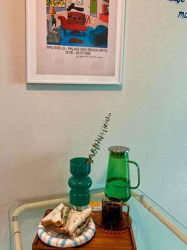 ＃コンスープ記録集＃今日の私たちの家

🏡私だけの小さなアジト！ホームカフェOPEN
丁寧に積み上げた自家製ハムチーズサンドイッチと温かいコーヒーを一杯すれば、今日一日も気持ちよく始められますよね！ ☕️

好きなポスターの下に緑色の花瓶とユーカリで清涼感を加えました🌿ジェル好きなボウルに詰め込まれたサンドイッチで途方もなくてもホームカフェの雰囲気いっぱい！

＃今日の家＃ホームカフェ＃サンドイッチ＃インテリアアクセサリー＃ホームスタイリング＃家の装飾＃自分のスペース＃キッチンインテリア＃ホームテリア＃セルフインテリア＃アジト＃コーヒータイム＃ビンテージインテリア＃アトリエ＃オンテーブル#メイド