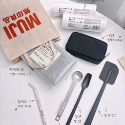 #콘수프기록집 #현명한소비 1
이번에 무인양품 무지위크에서 구매한 아이템들로 일상에서 자주 쓰게 되는 실용적인 제품들만 골라봤어요. 깔끔한 디자인에 쓰임까지 좋아서 하나씩 꺼내 쓰는 재미가 있고, 전체적으로 정돈된 느낌이라 더 만족스럽더라고요 :)
#무인양품 #무지 #muji #돌돌이 #카페트클리너 #스펀지 #계량스푼 #잼스푼 #실리콘주걱 #실리콘조리도구 #파우치 #나일론컴팩트파우치 #브러쉬 #틈새청소 #맞팔 #무인양품추천템 #살림살이 #살림템 #살림정착템 #자취필수템 