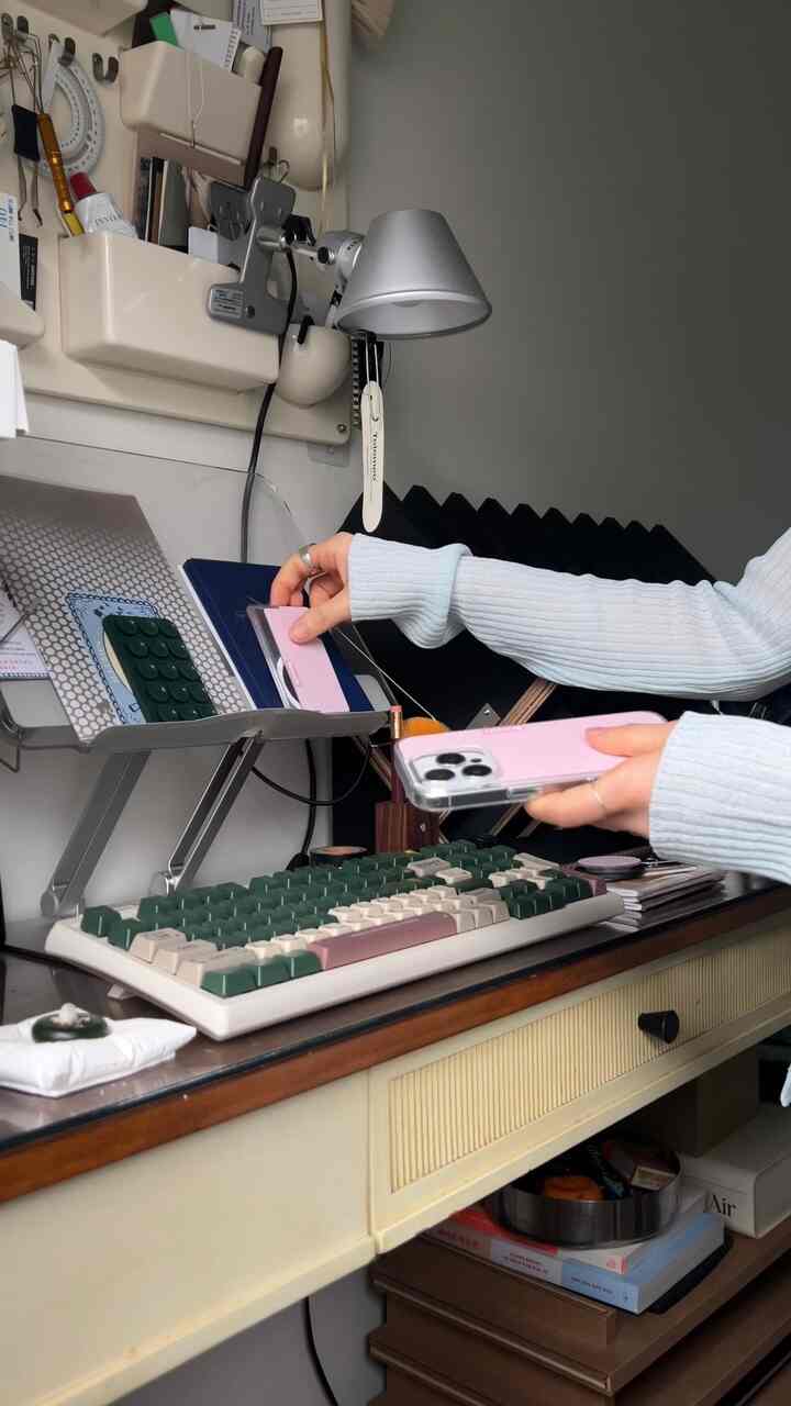 空間のムードを変えるとき、オブジェ一つが大切なように
毎日手に届く携帯電話も私たちの日常の最小のインテリアだと思います:)

手に触れる瞬間に感じられる頑丈さとブリーズピーならではの感度は、目で一度、指先でもう一度読む好みです。 

いつも一緒にいる電話です。
この程度の触感的実用性は選択ではなく必須だと思います 📱

あなたの携帯にもピンクの春の日です:) 

＃コンスープ記録集
＃フォンケース＃おすすめのテム＃マクセーフ＃フォンアクセサリー＃かわいいテム＃ビンテージ＃レトロ＃小道具＃家具＃ホームカフェ