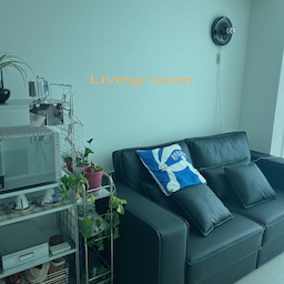 Welcome to our home🏠
작고 귀여운 소중한 거실과 주방을 소개합니다✨
🏠 Concept : Wood / Steal / Leather / Colourful 
저희집은 25평 구축이에요, 아직 이사 온 지 얼마 안 돼서 열심히 꾸미는 중입니다. 이것저것 아기자기한걸 좋아해서 어쩔 수 없이(?) 맥시멀리스트가 될 것 같긴해요. (남편 미안해)
👩🏻‍🍳 주방
주방이랑 거실 경계가 애매할 정도라 식탁을 어디에 배치할지 고민을 많이 했던 것 같아요. 고민 끝에 확장형 식탁을 두었는데 집이랑 너무 잘 어울리는 것 같아여✨ 하지만 아직 내부 수납이나 그릇 컵 등 고민해야할 정리가 많네요
✨거실
쇼파는 아묻따 이 가죽쇼파였어요. 거실에 가장 큰 중심을 잡아준 아이템이었네요. 제일 어려웠던건 쇼파 옆에 전자레인지를 둘 가구를 고르는거였는데, 쇼파를 두고나면 가로 길이가 애매해서 넣을 수 있는 가구도 한정적이라 쉽지 않았어요. 레퍼런스 열심히 찾아보고 쇠테리어 도전하고 있습니다! 어울리는 러그도 고민중이고, 계속 더 꾸며볼게요!
🚽 화장실 앞
수건 걸이가 정말 쵝오에요. 씻고 난 후 수건 그대로 넣으면 냄새나서 말릴 수 있는 곳이 필요한데 인테리어 해치지 않으면서 원목이라 집에도 어울리고 너무 잘산템입니다🧡
#콘수프기록집 #콘수프기록 #콘수프 #ftc24기 #ftc24 #신혼집 #신혼가구 #신혼집인테리어 #신혼집꾸미기 #신혼집거실스타일링 #가죽쇼파 #블랙쇼파 #쇠테리어 #마그넷 #타일인테리어 #한샘식탁 #확장형식탁 #2026달력 #냄비손잡이 #전자레인지선반 #전자레인지수납장 #원목인테리어 #원목가구 
