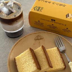 #콘수프기록집 #예쁜템최고야 1
주말 #디저트 한상~~
집이 카페쥬^^ ㅋㅋㅋ
저 에그촉촉 카스텔라 맛도리에요!
#센느파리 컵에 커피 담으니 넘 이쁘구 ㅜㅜ
크루아상모양 접시도 귀엽고 ㅜㅜ
#홈카페 #홈카페존 #카페 #커피 #커피잔 #커피타임 #커피잔 