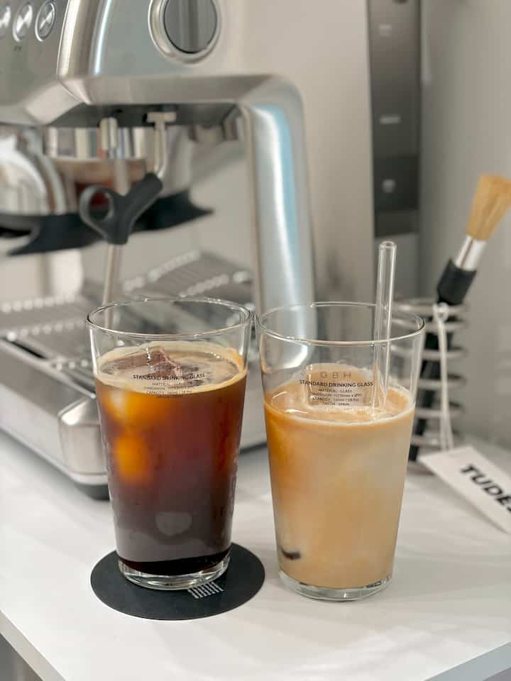 ＃今日の私たちの家＃コンスープ記録集
ブレヴィル購入後にコーヒーを食べる忙しい私たちの家☕
コーヒーがおいしいので、何度も思い出してください..🖤
明日も起きたらすぐに一杯飲んであげましょう -

#ブレヴィル #ブレヴィルコーヒーマシン #ブレビル876 #コーヒー #コーヒーグルメ #コーヒーマシン #コーヒーマシンおすすめ #gbh #トゥデス #ホームカフェ #ホームカフェインテリア #ホームカフェゾン