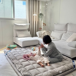 #콘수프기록집 #오늘의우리집
아침 햇살 들어오는 거실,
요즘 우리 가족이 가장 오래 머무는 자리예요 🤍
바닥에 ‘누잠 더블업 토퍼’만 깔아두면 공간이 포근해지고,
아기랑 보내는 시간이 훨씬 여유롭고 편안해져요
두 겹 구조라 쿠션감도 탱글하게 살아서
앉아도, 누워도 자연스럽게 몸이 감기는 느낌✨
새로 씌운 침엽수 커버도 촉감이 포슬포슬해서
아기 피부에 닿아도 부담 없고, 세탁도 쉬워서 만족도💯
요즘엔 아기는 누워서 장난감 가지고 놀고,
저는 바로 옆에서 잠깐 쉬어가는 시간이 자연스레 만들어지니
거실이 진짜 작은 쉼터가 되었어요☺️
우리 집 공간이 더 따뜻해진 데에는
누잠 토퍼가 한몫하는 것 같아요🤍
#거실 #거실인테리어 #거실스타일링 #거실꾸미기 #패브릭소파 #화이트거실 #거실커튼 #아이와함께사는집 #토퍼 #토퍼매트리스 #거실토퍼 #거실조명 #북스탠드 #모빌 #오늘의가든 #소통 #맞팔