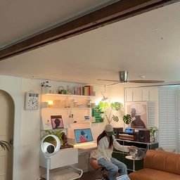 "손연재 PICK 선풍기"라는 말에 궁금했는데 실제로 사용해보니 왜 많이 찾는지 알겠더라고요.
처음엔 디자인이 예뻐서 눈에 들어왔는데, 사용해보니 공기청정기와 선풍기를 하나로 담아낸 실용성까지 만족스러웠던 보아르 퓨어링 UV 팬.
날개 없는 무팬 디자인이라 공간 분위기를 해치지 않고, 아이들이나 반려동물과 함께하는 집에서도 조금 더 안심하고 사용할 수 있었어요.
특히 원형 구조로 퍼지는 360도 입체 바람이 생각보다 부드럽고 넓게 퍼져서 거실에 두기 좋더라고요.
요즘처럼 미세먼지가 신경 쓰이는 날엔 펫필터 + H13 헤파필터 + UV 살균 시스템까지 들어가 있어서 더 마음이 놓였고, 공기 중 떠다니는 높이의 미세먼지에 집중해 청정해주는 점도 만족스러웠어요.
실시간으로 온도, 습도, 미세먼지 수치가 LCD에 표시돼서 집안 공기 상태를 바로 확인할 수 있고, AI 자동모드로 상황에 따라 풍량이 조절되니까 손이 자주 가지 않아도 편하게 사용 중이에요.
낮에는 은은한 인테리어 오브제로, 밤에는 무드등처럼 공간 분위기까지 더해주는 느낌이랍니다.
#오늘의우리집  4
#보아르 #보아르퓨어링UV팬 #손연재PICK #손연재선풍기
#일상 #리뷰 #예쁜템 #아파트인테리어 #맞팔 #선팔 #빈티지인테리어 #플랜테리어 #홈스타그램 #콘수프기록집 #오늘의집 #스페셜크리에이터 #오늘의집크리에이터