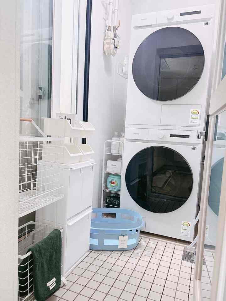 #セルフインテリア 

ランドリールームの床にはデッキタイルを使用しています！
水を使う空間なので排水口の周りは空にしておき、壁面も少し余裕を持って配置し、水抜けまで気になりました:) 
おかげで組み立てと分解も簡単で掃除するときはるかに簡単です。
床一つ変わっただけなのにスペースがずっと整えられて見え、洗濯室の雰囲気も一層すっきりとした感じで満足して使用中ですよ🧺✨

#洗濯室 #hay #haybasket #ヘイバスケット #バスケット #ランドリーバスケット #洗濯バスケット #ムータボールマーケット #ランドリールームインテリア #洗濯室収納 #洗濯室飾り #ハンサム #洗濯バスケット #洗濯室底 #デッキタイル #ニッチ収納 #フランコリサイクル分離＃分離収集箱＃ランドリールームタイル＃プロメイド＃収納の達人＃ベランダ活用＃タイル