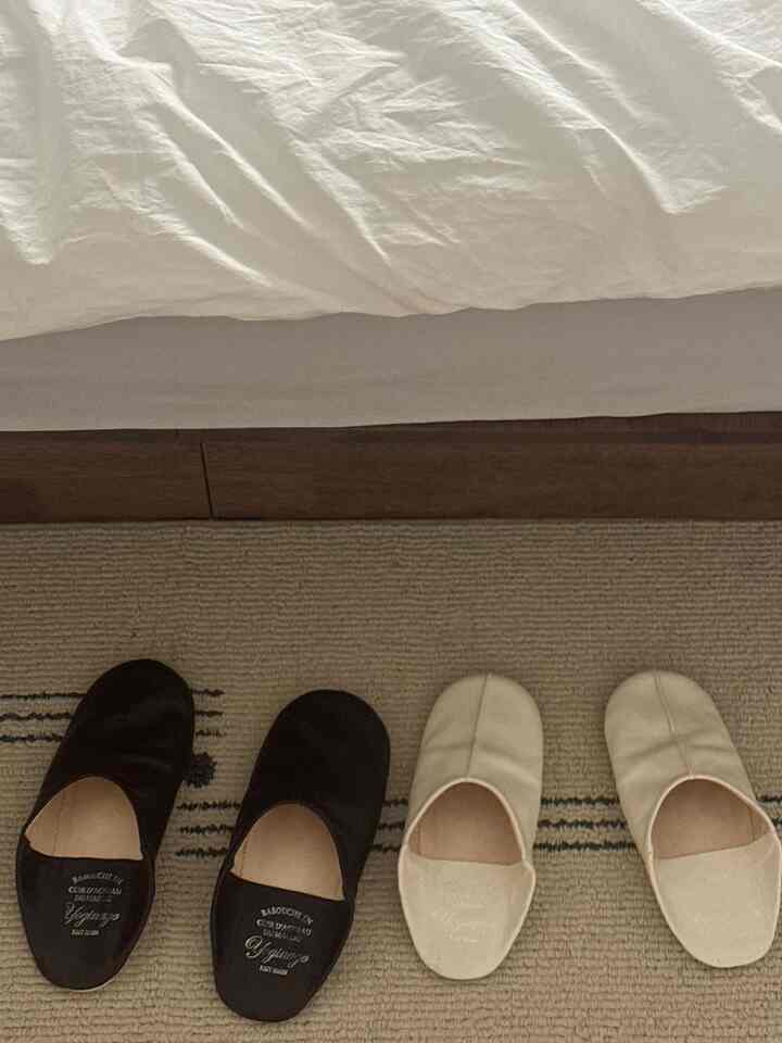 ルームシューズ好きな泣く夫〰️

いつも何が欲しいのかよくわからないけど、ある日突然ヨガ履いてみたいと冷たいリンクを送るんです！

ちょうど家にあるファブリックルームシューズがいくらでなかったのに、めちゃくちゃになってしまった.. 🫢
ツールでもう少し安く購入しましたㅎㅎ

バブッシュルームシューズはアイボリー（M）+ダークブラウン（XL）カラーで購入しました。
普段私は240mm夫は270mm履くのに実はちょっとタイトなんですよ、、 
そんなふうにますます増えるようなのは気分のせいでしょうか..~

前に履いた生地より汚れも少なくなった革なので快適な感じ！
ふわふわして足に巻き込まれます✌🏻

私のお母さんも私の家に遊びに来て、すぐに、「お母さんはとても良いです〜」と言われましたㅎㅎ

またデザインと色味がどれほど感性がありますよ〜 レザールームシューズ気になる方におすすめ!!

＃ルームシューズ＃ルームシューズおすすめ＃家の贈り物のお勧め 