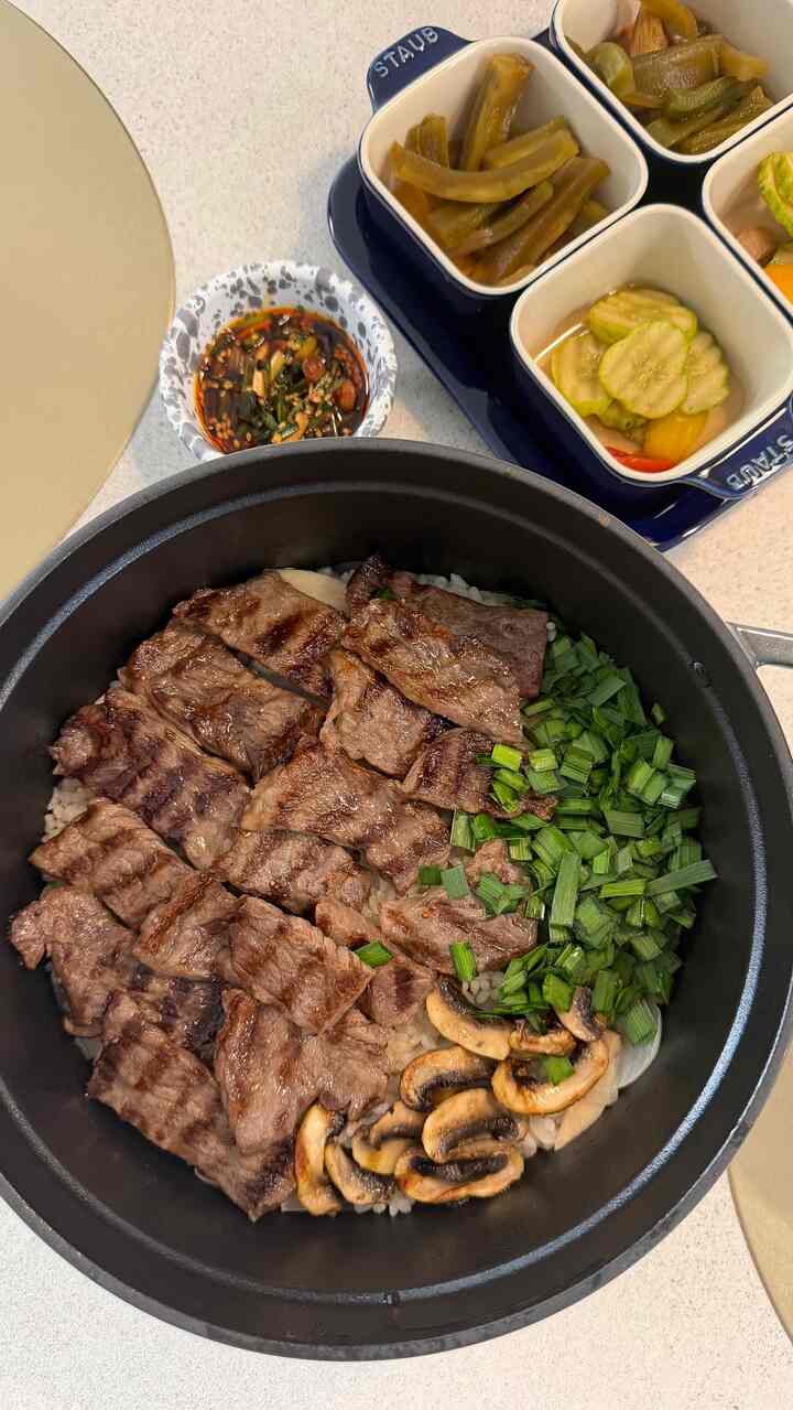 初めて作ったチェントサル釜飯🍚🥩
スターウブココデにチャゴクチャゴクを入れる
ゆっくり煮込んで煮込んで仕上げたお炊飯器 👩🏻‍🍳

ボグルボグル沸騰音待つ時間まで
なんだか良い一日だった週末ランチ🍽️

ゴスルボブサイサイに染み込んだ肉の香り
ワンボウル
最近はこんな暖かいおにぎりの時間が一番いいです😊

直接浸したピクルスとアーチェリーと一緒に 
食べるので本当に蜂蜜味😋

#スターウブ #スターウブコッコデ #鍋ご飯 #チェンサル鍋 #おにぎり記録 #今日の家 #今日の集感性 #ホームクック #おにぎりスターグラム #クックスターグラム #一食料理 #家禽日常 #ホームカフェ感性 #キッチン日常 #調理時間 #温かいおいしい #週末おにぎり #