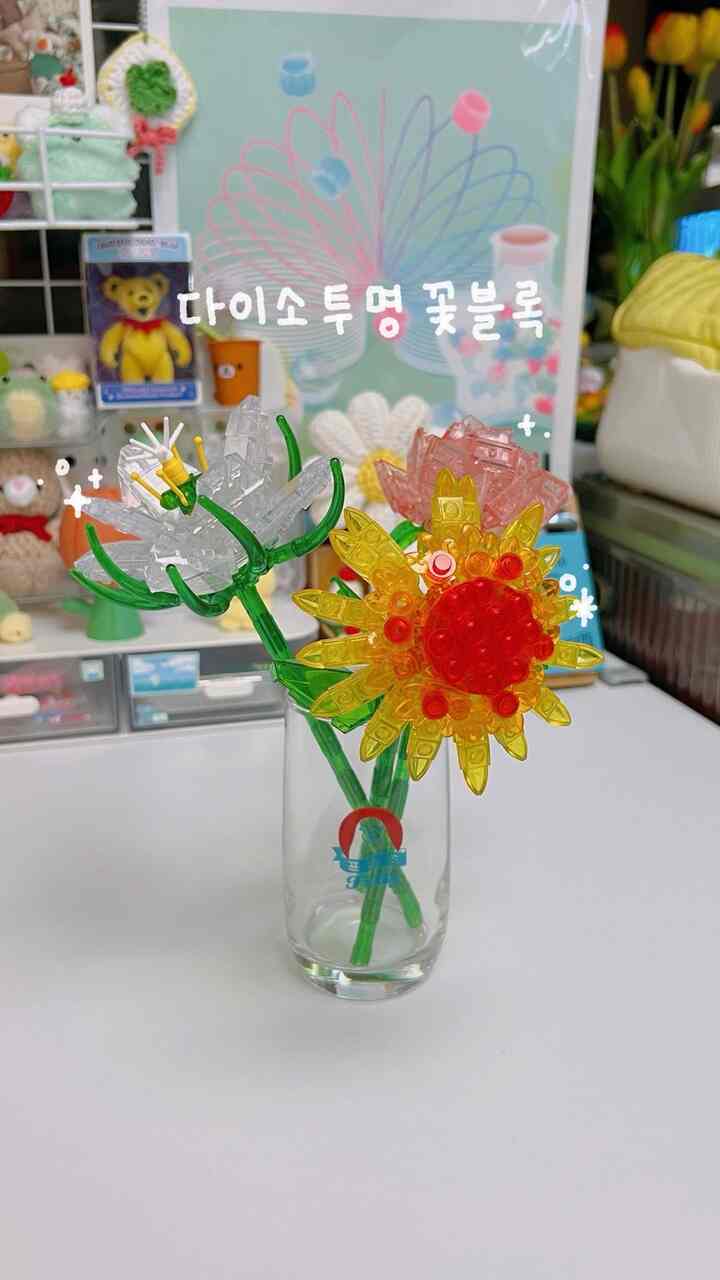 大荘で見つけたヨンロンテム✨2千ウォンで花を作る🌹

ダイソーに行ってクリスタルフラワーブロックを見つけました！
何が生きるのか悩んで5つすべて持ってきました👀

週末にYouTubeを見ながら組み立てるから
時間があっという間に通り過ぎましたよ✨ 
完成してガラスカップに差し込んだのにヨンロンしてきれいで何度も見ていますよ☺️
休みの日に癒しの趣味を探しているならお勧めします🌷

＃コーンスープ記録集 
                