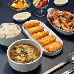 #오홈스토랑 #플레이팅장인 
평범한 집밥 플레이팅 🍚🥄
한식 예쁘게 담기 어떻게 하는거죵.. 그릇을 사야하나🤔
짧은 서울나들이에 몸살이 나버려 
어제 하루종일 잠을 내려잤는데도 피곤..😴
커피 수혈로 정신 차리고 답방 가볼께요🙆🏻‍♀️
#한식밥상 #한식플레이팅 #집밥 #집밥요리 #집밥기록 
#오늘의가든 #맞팔 #밥그릇 #집밥메뉴 #밥그릇 