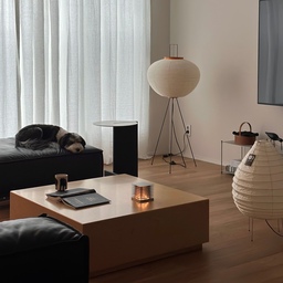 #콘수프기록집 #시크한쇠테리어
플랫포인트로 완성된 우리집 거실 무드 🏠
거실의 분위기를 한층 고급스럽게 바꿔준 
플랫포인트 타비오 사이드 테이블이 도착했어요 🙌🏽
시크한 알루미늄 상판과 따뜻한 원목 프레임이 만나,
모던하면서도 아늑한 거실이 완성됐어요. 
알루미늄 상판에 볼드한 엣지가 포인트!
서로 다른 온도의 소재가 섞여서 그런지 
절제된 긴장감과 선명한 포인트가 동시에 느껴지는 
정말 매력적인 아이템이에요 ✨
특히 550mm 높이가 몬도 소파랑 딱 맞아서 
책을 읽거나 커피를 마실 때 정말 편안한 높이에요.
거기에 쇠테리어 감성 낭낭한 라디룸 조명을 더하면
무드 넘치는 쇠테리어 포인트 완성 🎵
RIDI HOME © All images copyrighted.
Unauthorized use prohibited.
#플랫포인트 #flatpoint #타비오사이드테이블
#사이드테이블 #거실인테리어 #쇠테리어
#거실꾸미기 #거실인테리어 #블랙인테리어
#모던인테리어 #거실조명 #조명인테리어
#가죽소파 #블랙소파 #플랫포인트소파
#거실스타일링 #거실테이블 #커피테이블
#원목테이블 #아카리 #아카리조명 
#거실커튼 #린넨커튼 #우드인테리어