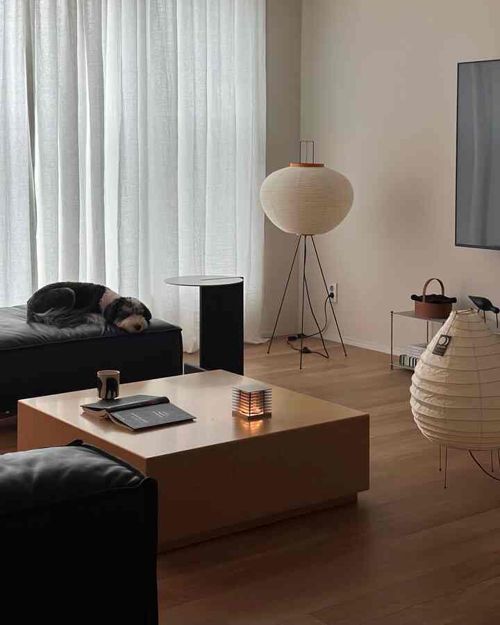 ＃コンスープ記録集＃シックハンテリア

フラットポイントで完成した我が家のリビングルームムード🏠

リビングルームの雰囲気をさらに豪華に変えた 
フラットポイントタビオサイドテーブルが到着しました🙌🏽

シックなアルミ天板と暖かい原木フレームが出会い、
モダンながらも居心地の良いリビングルームが完成しました。 
アルミ天板にボールドしたエッジがポイント！

異なる温度の素材が混ざっているから 
切除された緊張感と鮮やかなポイントが同時に感じられる 
本当に魅力的なアイテムです✨

特に550mmの高さがモンドソファにぴったりです。 
本を読んだりコーヒーを飲んだりするのは本当に快適な高さです。

そこに鉄テリア感性のロマンチックなラジルーム照明を加えると
ムードあふれる鉄テリアポイント完成🎵

RIDI HOME © All images copyrighted.
Unauthorized use prohibited.

#フラットポイント #flatpoint #タビオサイドテーブル
＃サイドテーブル＃リビングインテリア＃鉄テリア
＃リビング装飾＃リビングインテリア＃ブラックインテリア
#モダンインテリア #リビングライト #照明インテリア
＃レザーソファ＃ブラックソファ＃フラットポイントソファ
＃リビングスタイル＃リビングテーブル＃コーヒーテーブル
＃原木テーブル＃アカリ＃アカリ照明 
＃リビングカーテン＃リネンカーテン＃ウッドインテリア