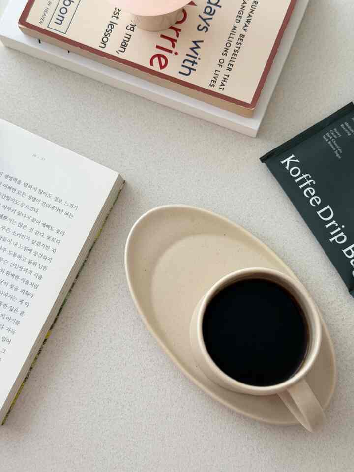 ランチをヘビーに食べたら、熱いコーヒーが飲みたくて 
新しいマグカップにドリップバッグを一杯下げました☕️
こじんまりとしたサイズにラインがきれいなマグ+ソーサーセット、新しいテーブルにもよく合いますよね？  #세라믹식탁 #플랫포인트 #홈카페 #피아바 #홈카페소품 #플레이팅 #커피 #소통 #맞팔 #선팔 