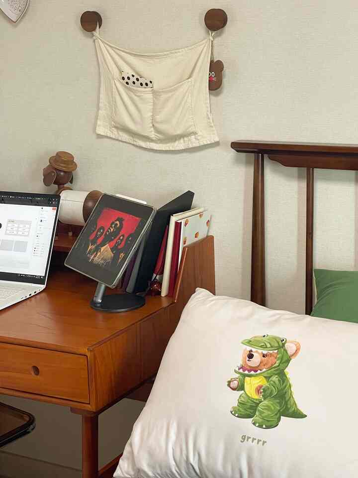 #오늘의우리집 #콘수프기록집 

働いていると頭に見える私たちの家の小さなシーン。 

木製の机の上にノートパソコンとiPad、手の届くところに差し込んだペンと好きな小物たちまで一つずつ満たしておくと、部屋の片側が結構居心地の良いワークスペースになりました。

まだ完璧に気に入るデスクテリアではありませんが、ゆっくりとお好みで飾れば満足する日が来るでしょう？ :) #작업공간 #데스크테리어 #우드책상 #우드데스크 #우드선반 #책상꾸미기 #우드인테리어 #컬러인테리어