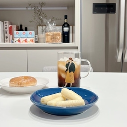 #콘수프기록집 #예쁜템최고야 
아이스 아메리카노로 시작하는 아침🥞
오랫만에 크리스피크림도넛 드셔보셨나요?
카누 스틱커피이랑 같이 먹으니 맛있어서 감동🥯
아티쉬 유리컵은 딱 아아 담기 좋아요😊
볼수록 마음에 드는 아이스컵🍹
#아이스아메리카노 #집스타그램 #집꾸미기 #아티쉬 #유리컵 #홈카페 #홈카페인테리어 #도넛 #카누 #밀크스틱 