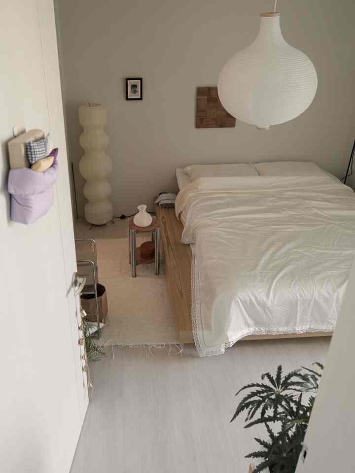 今日の天気と非常に似合う寝室の雰囲気🛏️🕊️🫧
軽くなった寝具に暖かい小物の組み合わせが涼しくながらもふわふわ見えるのが最近私の最愛空間なのでしょうか 😌

今は本当の日に散歩していくと本当に暑いですよ。
小麦と出て行き、暑くて両方ともふくらんで戻ってくる••
（夏嫌いな一人、一穴、、）

家に帰るやいなや窓を開けておいて数日前に変えたキルトの涼しい風合いを楽しんでいますが、今はちょっと買うと思います！

空間も季節に乗るか 
今日のために非常により清涼に見える寝室の視線。 
ちょうど過度に残念で、1カットを残す••🧺

＃今日の家＃スペシャルクリエイター＃今日の家クリエイター 
＃ベッドルーム＃ベッドルームインテリア＃ベッドルーム飾り＃ホームスタイリング＃ウッドインテリア＃ベッドインテリア＃ホワイトベッド＃夏寝具＃夏の布団＃ホテル寝具＃低床型ベッド＃原木ベッド＃照明インテリア＃イケア照明
＃コンスープ記録集＃今日の私たちの家