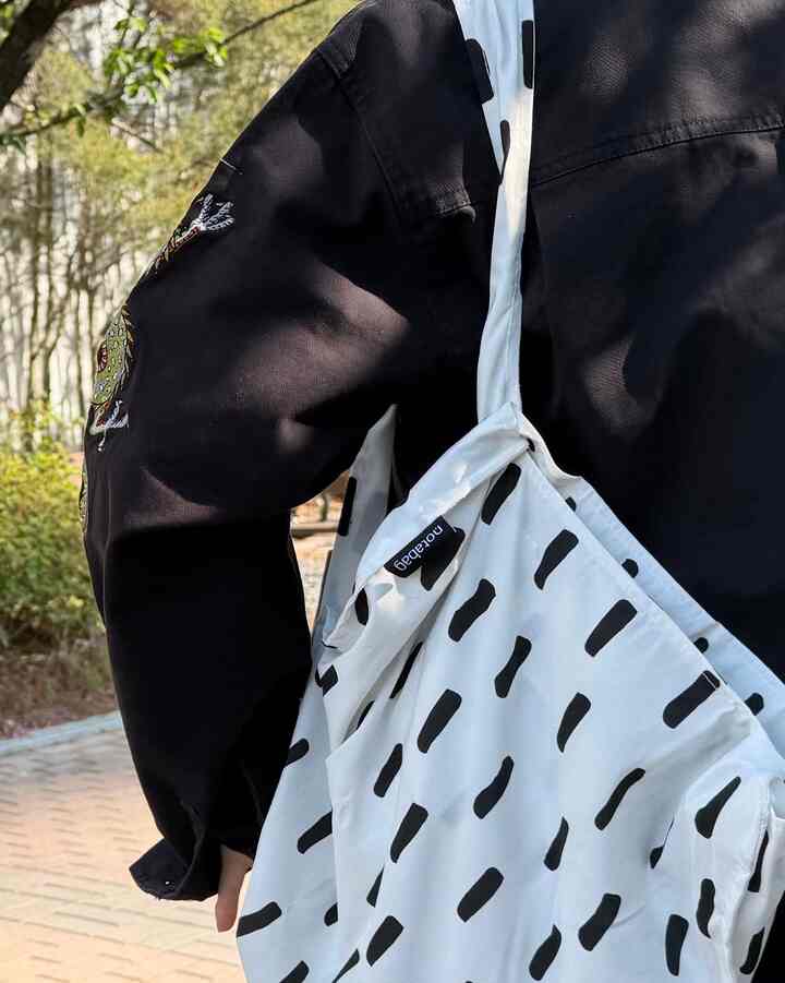 -
📦オリジナルブラックブラシ

軽く持ち上げるデイリーバッグを探していたら🖤
最近頻繁に持ち歩くノータバッグオリジナルブラックブラシ。

ドイツエコバッグブランドノータバッグ
最近ノータバッグコリアで立ち上げ
もっと多くの人が探しているマルチバッグですね✨

トートバッグのように軽く聞く
ストラップを軽く引くとバックパックに変身
手が自由になるのが本当に楽です。

1つのバッグに仕上がる3つのスタイリング✨

✔バックパック
屋外活動や旅行に行くのに便利なバックパック

✔トートバッグ
デイリーに持ちやすいトートバッグ

✔ pouch
手軽にポータブルポーチ

生活防水が可能なリップストップナイロン素材
軽いがしっかりしていて耐久性も良く、
ゆったりとした収納力で最大15kgまで収納可能👌

バッグを使用するときは小さな内ポケットとして活用可能で、
使用しないときはポーチのように折りたたんで保管できます。
携帯性まで満足できるアイテム🖤

デイリーバッグ、カート、スーツケースまで
活用も本当に高いノータバッグ。

デザインも多様でカラフルな子供たちも多いから
みんな一度見てみましょう💕

#notabag #ノータバッグ #マルチバッグ #ノータバッグ韓国 #カート #エコバッグ
#ノータバッグオリジナル #ブラックブラシ #バックパックおすすめ #トートバッグおすすめ
＃デイリーバッグ＃ライトバッグ＃旅行バッグ＃ootd＃エコバッグおすすめ 