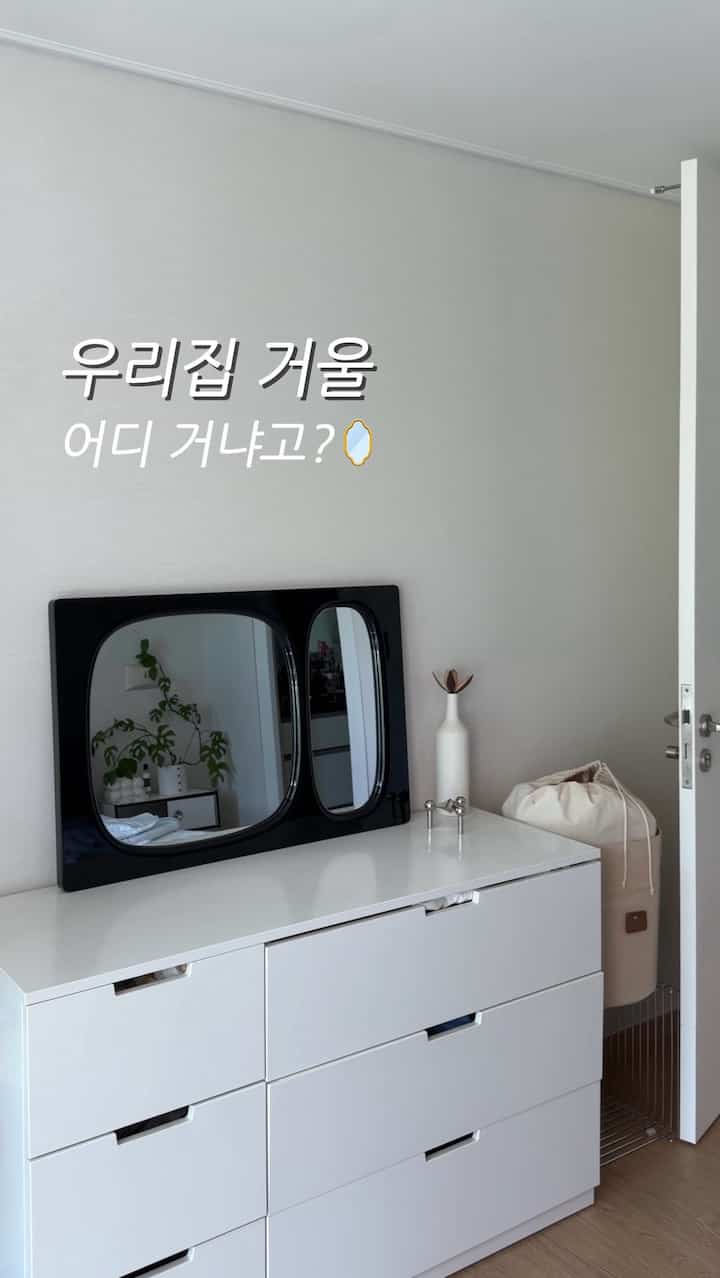 #콘수프기록집 #예쁜템최고야 

私の家のあちこちに一つずつ置いてみると、いつの間に鏡だけが数個目です🪞

空間が少し広く見え、雰囲気も変わって家を飾るとき一番好きなアイテムです。

尋ねてくれた鏡たちが今度のリールに集めてみました:)
IKEAミラーは甘い満員に雰囲気を変えることができますので、一度見てみてください！
  #ikea #ikeahack #거울 #플랫포인트 #피넨트 #맞팔 #맞팔환영 