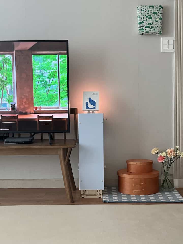 #インテリアノウハウ人気満点ドゥイングツールズミニベンチスペース分離用に使用中ですよ🥳

テレビの隣の小さなスペースにベンチを置いてちょっと面白く変えてみようかと思ったのですが、アイカサ収納箱をベンチとぴったり合わせて使用中でしたね。

ベンチを立てると照明も置いてアパートメント構造になるので、アイカサ収納箱によく使うものも隠して入れて、鉄製なので写真やはがき、磁石も貼っておくことができます。 

楽しいドゥイングツールの世界💡🦖🎶

＃コンスープ記録集＃自分のスペース＃ベンチチェア＃収納スペース＃ミニ収納＃狭いスペースインテリア＃狭いスペース収納 