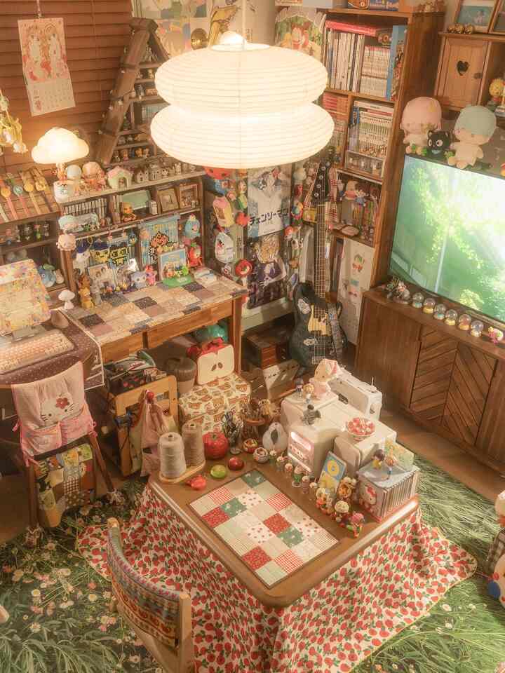 #오감리뷰 プログラムを通じて製品を提供され、直接使用してスタイリングした後期です。

私は部屋でいつも間接灯だけを持ち、メイン蛍光灯はひものまま生活する集順ですが-！メイン照明が弱いようでどんな照明を連れて来るべきか悩みが多かったんですよね…。

そして、今回は五感レビューを通じてメイン照明をずっと探していた日光電球のスノー50に交換してくれました💡ペーパーカバーになっていて、光がほのかに広がって私の好みにもぴったりですよ🥹🤎

特に部屋の真ん中に位置することになるので光が強すぎるように見えるか心配だったが、どの角度から見てもペーパーカバーが光を広げてくれて目が快適でした👍何よりも日光電球製品の中で最大の幅を持つ照明だとか、サイズがたっぷりして部屋の中をいっぱい…

すでに照明をたくさん使っていて、他の照明もすべてスマート電球を使っていましたが、基本的に提供してくれる電球をledとスマート電球の中から選べるのでとても良かったです！私はスマート電球を選んだが、反応も速く、光の温度や明るさを繊細に選ぶことができて雰囲気をその時あわせてあげることができてとても良いですよ🤎しかもキャンドルモードをつけてみると光る光がペーパーカバーと組合せがパッと… ✨(感性最高…) #ILKW #일광전구펜던트 #일광전구천장등 #천장등 #펜던트 #방꾸미기 #조명추천 #집순이 #맥시멀리스트 #원목인테리어 #취미방 #오늘의우리집 #오늘장면한컷 


