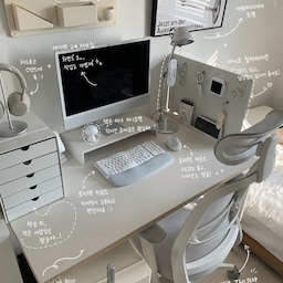 #데스크테리어 #책상꾸미기 
집에서 일하는 자취생의
책상추천템 탈탈 털어왔어요 👩🏻‍💻 
#콘수프기록 #콘수프기록집 #데스커 #데스커책상 #원룸책상 #원룸가구배치 #이동식트롤리 #트롤리 #원목의자 #의자추천 #모니터 #스마트모니터 #삼성모니터 #낼나타이머 #타이머 #데스크테리어추천템 #아르떼미떼조명 #탁상조명 #원룸꾸미기 #원룸인테리어 #6평 #6평원룸 #맞팔 