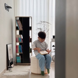 아이방 한쪽 자투리 공간에 둔 회전책장 하나📚🖤
근데 분위기도 수납도 생각보다 실물로 보고 사용해보니 훨씬 만족이에요!
누어 룬드 라이브러리 4단 회전책장은
360도 회전이라 공간 활용이 정말 좋고
아이가 직접 책을 꺼내고 정리하기도 편해서 요즘 매일 책 보는 시간이 늘었어요ㅎㅎ
예쁜 디자인만 보고 선택했는데
알고 보니 프리미엄 침대 브랜드 슬립퍼의 패밀리 브랜드 ‘누어’ 제품🖤
직접 쇼룸에서 체험 가능한 브랜드라 더 믿음이 갔고
오래 사용할 수 있는 가구를 만든다는 브랜드 무드가 공간에서도 느껴졌어요~✨
✔ 300권 이상 넉넉한 수납력
✔ 좁은 공간에도 효율적인 구조
✔ 아이 눈높이에 맞춘 디자인
✔ 안정감 있는 회전 구조
✔ 모던한 블랙 컬러 포인트
책장 하나로 아이방 분위기까지 달라진 느낌
#누어 #룬드라이브러리 #회전책장 #아이방책장 #아이방인테리어 #북타워 #책수납 #홈인테리어 #집꾸미기 #블랙인테리어 #수납가구🤍