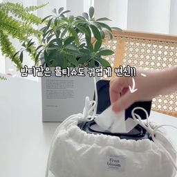 #콘수프기록집 #콘수프필름 #예쁜템최고야 
“밤티같은 물티슈도 예쁘게 사용해요 ”
평소엔 그냥 두기 애매했던 물티슈를
플라워 자가드 원단의 커버에 넣어봤어요.
은은한 광택감이 더해진 입체적인 플라워 패턴 덕분에
탁자 위에 툭 올려두기만 해도 분위기가 달라지더라고요.
물티슈를 넣고 끈만 살짝 조여주면
자연스럽게 잡히는 셔링 디테일도 너무 사랑스럽고,
리본으로 묶어주면 작은 인테리어 소품 같은 느낌🤍
생활용품 특유의 느낌은 줄이고
공간 무드는 예쁘게 살려주는 아이템이라
감성 인테리어 좋아하시는 분들께 추천하고 싶어요 :)
#물티슈파우치 #티슈케이스 #감성소품 #인테리어소품 #집꾸미기 #내돈내산 #홈데코 #플라워자가드 #화이트인테리어 #감성인테리어소품  #감성인테리어 #테이블꾸미기 #소품추천 #생활용품 #신혼집인테리어
#프랑블룸 #물티슈커버 #물티슈케이스 #오늘의가든 #맞팔환영 