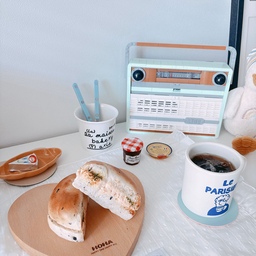 #오홈스토랑 #플레이팅장인 
최애 베이글에 시원한 커피 한 잔☕🥯
집에서도 좋아하는 메뉴 하나만 있으면 카페 분위기가 자연스럽게 완성되는 것 같아요 , 예쁘게 차려먹으니 괜히 더 맛있게 느껴지는 순간✨ 
여유롭게 오홈스토랑 분위기 제대로 즐겨봤어요 :) 
#호하 #하트도마 #호하도마 #발뮤다 #리빈그리닌 #키친크로스 #사브르 #세임디 #머그컵 #레고 #레고라디오 #맞팔 #깐깐공주 #폴라앳홈 #베이커리테이블 #베르데 #미러액자 #프레임액자 #페브릭액자 #홈카페 