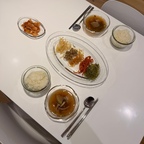 바쁜 일상 속에서 제대로 된 국물 요리를 챙겨 먹기가 쉽지 않은데, 이번에 맛본 마스터컬렉션 청도미나리 오징어 무국은 조리의 간편함과 깊은 맛을 동시에 잡은 만족스러운 제품이었습니다.
가장 먼저 놀란 점은 압도적인 조리 편의성이에요. 250g 용량의 진한 농축액 제품이라 보관도 용이하고, 조리법도 정말 간단합니다. 냄비에 내용물을 붓고 물 300ml만 추가해 보글보글 끓여주기만 하면 끝이거든요. 복잡한 재료 손질 없이도 단 몇 분 만에 근사한 국 한 그릇이 뚝딱 완성된다는 점이 정말 매력적입니다.
맛의 밸런스도 훌륭합니다. 오징어와 무가 들어가 국물이 정말 시원하고 개운한데, 여기에 청도 미나리 특유의 향긋함이 더해지니 풍미가 한층 고급스러워지더라고요. 자칫 평범할 수 있는 오징어무국에 미나리의 향이 신의 한 수처럼 작용해, 마지막 한 입까지 질리지 않고 산뜻하게 즐길 수 있었습니다.
간단하게 한 끼 해결하고 싶지만 맛의 퀄리티는 포기할 수 없는 분들, 혹은 해장이 필요한 아침에 간편하게 끓여낼 국물을 찾는 분들께 적극 추천하고 싶네요!

#오감리뷰 프로그램을 통해 제품을 제공받아 직접 사용하고 스타일링한 후기입니다.

#청도미나리오징어무국 #마스터컬렉션 #밀키트 #밀키트추천 #무국 #오징어무국