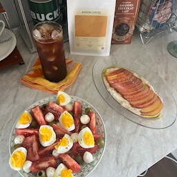 #오홈스토랑 #콘수프기록집 
오늘은 집에서 가볍게 차려 먹는 브런치 한 상이에요 ☕️🍅
짭조름한 올리브랑 보코치니 치즈, 반숙 계란 올려서 토마토 샐러드처럼 준비해봤어요.
한입 먹을 때마다 상큼하고 담백해서 계속 손이 가더라고요 :)
옆에는 그릭요거트에 빵버 섞어서 사과올리고 올리브오릴 살짝 둘러서 같이 먹어줬는데 조합이 아주 좋아서 다이어트 건강식으로 딱이었어요 🍎
오늘 커피는 당연히! 아이스 아메리카노 내려 마셨는데,
브런치랑 너무 잘 어울려서 천천히 하루 시작하는 느낌이 좋았어요.
어제부터 왜이렇게 더운거죠?? 에어컨 오늘 켜봤잖아요?!🤎
요즘은 이렇게 좋아하는 것들만 소소하게 꺼내두고
느리게 아침 먹는 시간이 제일 행복한 것 같아요.
더운건 빼고요😏
#플레이팅 #플레이팅필살템 #플레이팅샷 #플레이팅장인 #브레빌878 #홈카페 #홈카페인테리어 #홈데코 #홈스타일링 #브런치 #홈파티 #플레이팅고수