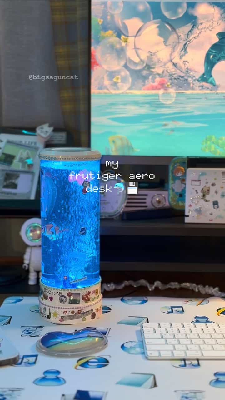 ＃かわいいテム最高です＃コンスープ記録集 

🫧My Frutiger aero desk🐬💿🍀
私たちが約束した忘れられた未来、プルティガー・エアロ
机に表現してみました🫶🏻

#frutigeraero #プルティガーエアロ #バンガー #デスクテリア #猫ヤンインテリア #y2k #2000s #バンコク #家飾り #バンコク小物 #クラゲムード灯 #キャットフリックス #アハンムード灯 #サイバーレトロ#デスク飾り #ピントレスト感性 #デスクマット #デスクマット #スタンド 