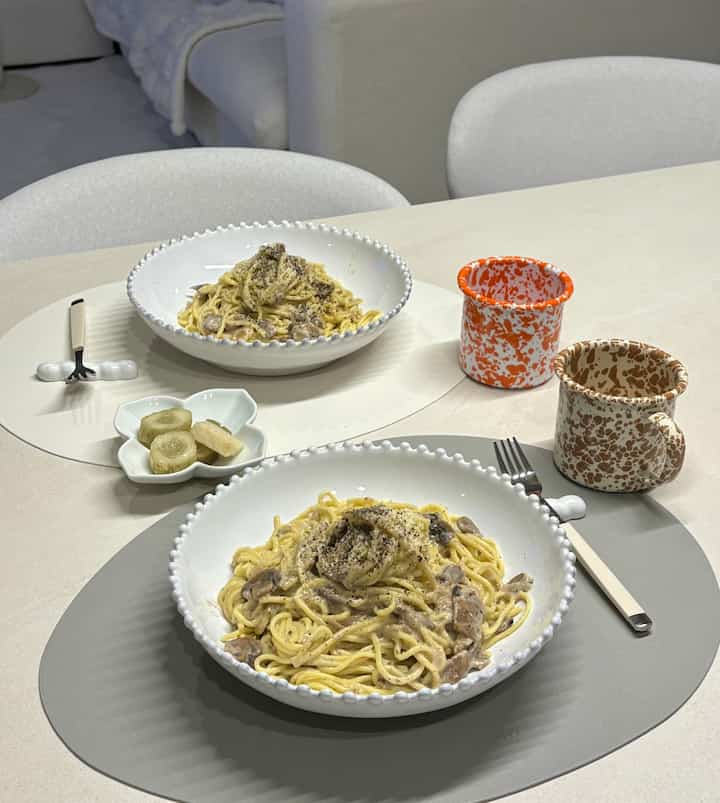 #오홈스토랑 #저녁메뉴 
コストコからゴメベーコントリュフクリームパスタを連れてきました。
これは本物の外で買う感じがちゃんと…。  #코스트코추천템 #코스트코추천상품 