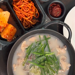 #오늘의우리집 
#콘수프기록집 
맛집 찬스의 주말
순대국밥  좋아하세요~?^^
청와옥 
포장해서 집에서 즐겨요~
스타우브베이비웍에 
부워 댑혀주면 끝!
부추와 무 생채, 석박지도 맛있어서 국밥과 딱 어울리는 반찬들까지 함께 포장해줘 맛있고 편해요
국물이 찐해서 정말 보양식이예요🥰
주말엔 맛집 찬스 좋아요~
#맞팔환영  #맞팔선팔  #순대국밥 #순대국 #청와옥 #맛집 #맛집추천  #맛집탐방  #맛도리  
