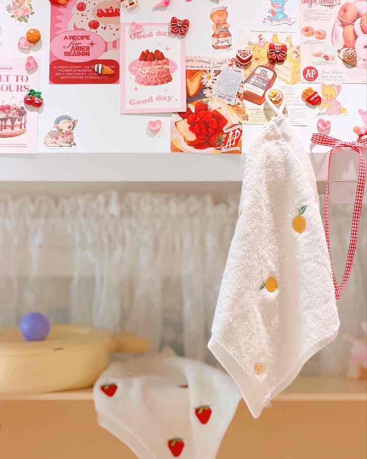 こんにちはメルです🧚🏻‍♀️

ディアテリスタジオ
フルーツ刺繍ゴリタオルの3種セットです🍓🍋🍒

チェリー、ストロベリー、レモン
3つのフルーツ刺繍で構成されています。
一つ一つの色味がとても愛らしいです。

普通のプリントではなく
ビスコース刺繍室に繊細に入った刺繍
近くで見るとより魅力的な感じです。

素材も柔らかくてしっかりして
軽く書いてよかったです。
輪型だから歩いておくと使いやすい
私は最近キッチンタオルとしてよく書いています🤍

サイズや活用度も負担なくて
子供の家のタオルで書くのにぴったりだと思いました🍓

小さなファブリック一つでも
空間の雰囲気がさらっと変わる感じだ。
こんなちょっとしたアイテム好きな方におすすめですよ✨

＃コーンスープ記録集