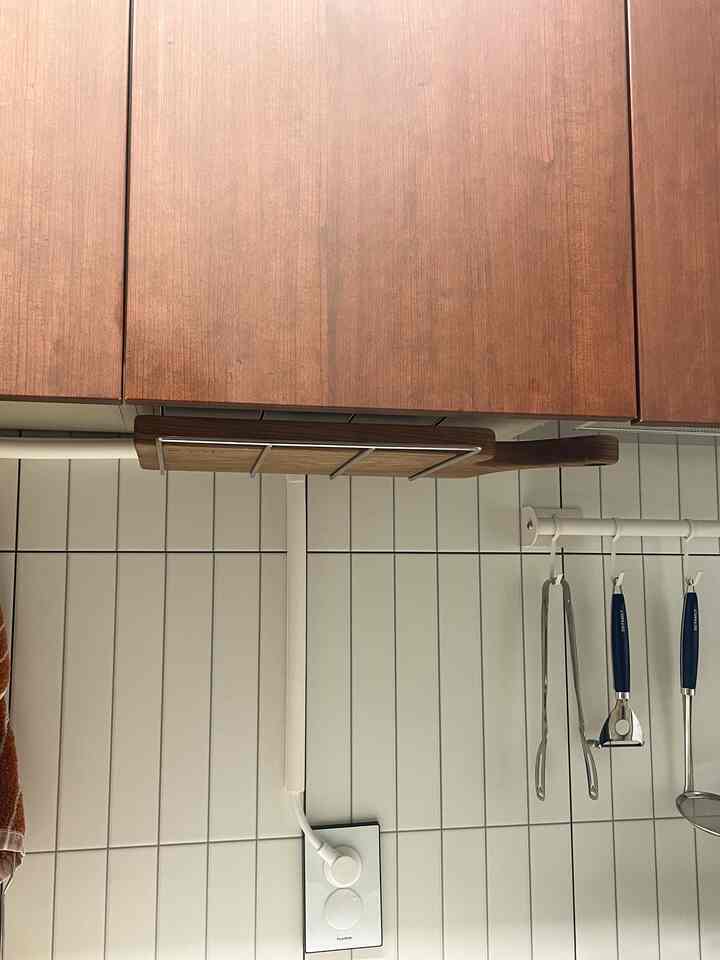 #작은집수납비결

小さなキッチンであるほど、調理器具1つ2桁が曖昧になりました。特にまな板は立てておくと座り、横に置けば取り出すのが不便で、いつも悩みでした。上場の下の空間にはめ込むまな板台を設置したところ空いていた空間がすっきり収納ゾーンに変わりました:) #우드도마 #도마거치대 #수납 #우드인테리어 #컬러인테리어 