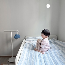 #오늘의집에서 제품을 제공받아 직접 사용한 후기입니다.
블루 포인트로 꾸민 아기방에
딱 어울리는 여름 침구를 드디어 찾았어요.ᐟ
은은한 블루 스트라이프 패턴이
방 전체를 더 밝고 시원하게 만들어주고,
화이트 톤 가구와도 자연스럽게 어우러져서
깔아주는 순간 공간 분위기가 확 달라지더라고요
과하지 않은 디자인이라 더 오래 두고 써도 질리지 않을 것 같고
아기방에 포인트를 주기에도 정말 딱이에요
오늘의집 레이어 시어서커 침구세트를 깔아주니
방이 훨씬 정돈된 느낌이 들고,
햇빛이 들어올 때마다 더 청량하게 보여서
괜히 더 자주 눈이 가는 공간이 되었어요🩵
가볍고 얇은 소재라
아이 피부에 닿아도 달라붙지 않고,
시어서커 특유의 오돌토돌한 촉감 덕분에
여름에도 끈적임 없이 쾌적하게 사용할 수 있어요
통풍도 잘 돼서 그런지
예전보다 자다가 뒤척이는 횟수도 줄고
푹 자는 시간이 늘어난 게 느껴져서 더 만족스러워요
이불을 덮는 걸 싫어하던 아이도
부담 없이 자연스럽게 덮고 자는 모습에
괜히 더 뿌듯하고 안심이 되더라고요
무엇보다 디자인이 예뻐서 사진 찍어도 예쁘게 나오고
아기방 꾸미는 재미도 더 커진 느낌이에요
또또도 마음에 드는지
한 번 올라가면 침대에서 내려오지를 않네요
디자인도, 기능도 모두 만족스러워서
이번 여름은 물론이고,
엄마 아빠 침구까지 같이 바꿔주고 싶어질 만큼
요즘 가장 잘한 선택이에요꒰ღ˘◡˘ற꒱
#오늘의집레이어 #layer #오늘의집layer체험단 #시어서커침구 #여름이불 #시원한이불 #열대야 #layer_review_2605 #ftc22기 #ftc기록 