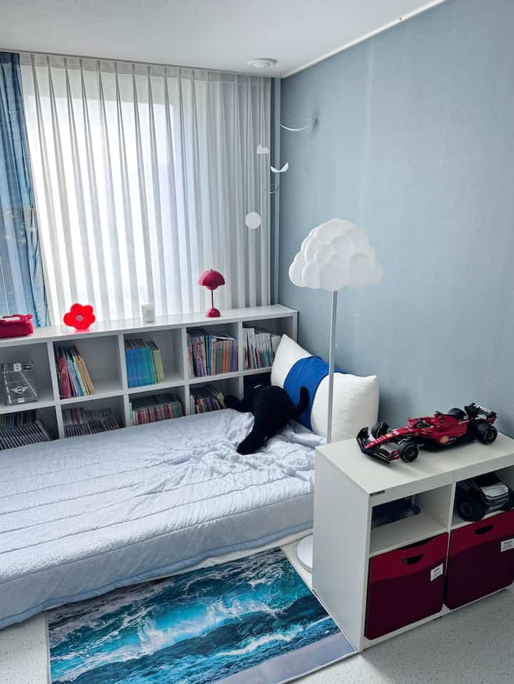 私は最近子供部屋を変えています！
子供が要求したコンセプトがあるので、できるだけ実装しようとしています🩵 
このような要求が大好きなお母さんは最近浮かんでいます😆

セルフインテリアの最初は床デコタイルです。
床が変わると空間が完全に違うように見えました！ 
デコタイルはずっしりと四隅だけテーピングしてくれれば比較的簡単に作業できました。
上部をナイフでくっつけて折れば簡単にカットでき、 
戸枠や何度も折る場所は、財団はさみを利用すれば簡単に切れます。

二つ目はシート紙リフォームです。 
遊び空間と就寝空間を分離しようと壁に引き出しの位置までシートを貼ってくれました。
子供部屋には作り付けがありますが、片側のドアだけがゴールドベージュカラーですよ😮‍💨 だからまったく気に入らないムーンもホワイトシートにリフォームしてみました！ 

床と作り付けの色を変えてみると中が涼しいです！


＃セルフインテリア＃ホームスタイリング＃子供と一緒に住んでいる家＃子供部屋＃子供部屋インテリア＃子供部屋飾り 