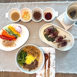 #오홈스토랑 #플레이팅장인 #한식플레이팅 #한식 
저는 밥순이여서 꼭! 밥도 빵도 다 먹는데요🍚🥖
요즘은 특히 한식 플레이팅에 푹 빠졌어요☺️
새로 산 그릇에 정갈하게 담아봤어요✨
오늘 메뉴는
묵은지 비빔밥에 적산적,
그리고 여름이라 더 생각나는 새콤한 해파리냉채까지🌿
음식을 잘하는 편은 아니라
배달의 도움도 받았지만🤣
예쁜 그릇에 담아
천천히 한 상 차려 먹다 보면
은근 힐링도 되고,
나 자신을 더 아껴주는 느낌이라
요즘 자주 이렇게 차리게 되네요🥢
#홈스토랑 #한식플레이팅 #집밥기록 #오늘의집 #집밥스타그램 #플레이팅 #홈카페감성 #집꾸미기 #식탁꾸미기 #한식한상 #온더테이블 #집들이음식 #그릇스타그램 #홈다이닝 #집밥일상 #요리스타그램  #신혼집일상 #집순이일상 #테이블세팅 #도자기그릇 #도자기컵 #티코스터 #소창 #자라홈 #테이블매트 #이도도자기 