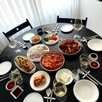 #오홈스토랑 #플레이팅장인
집에 친구들을 초대해서 즐겁게 보낸시간.
원형테이블에 둘러앉아서 맛있는 음식을 먹고 수다도 떨었어요.
플레이팅만 예쁘게 해줘도 대접받는 느낌 가득 ☺️✨
칭찬 많이 받은 하루:) 