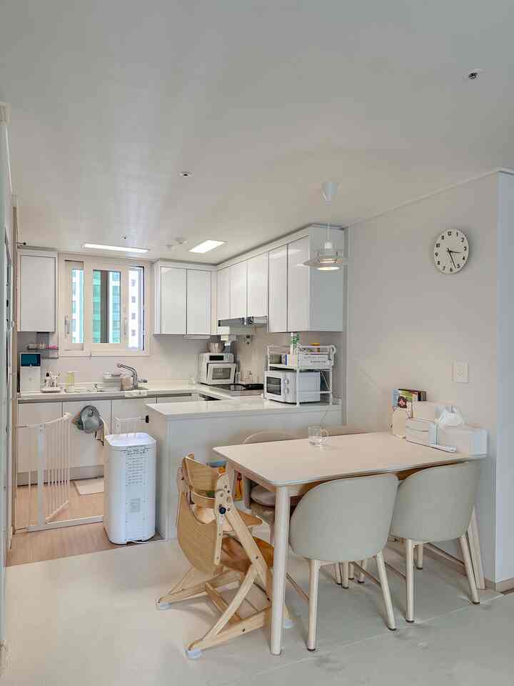 21坪小型アパートキッチン🏠

21坪の小さなキッチンですが、よく飾って書いています。
赤ちゃんを送って一度芽を出した我が家のキッチン💛
ベージュトーンで飾られたかわいいキッチンです。

今数ヶ月後、哺乳瓶消毒器を置く必要があります。
その時も一度芽の整理にならないかと思いますねㅎㅎ
4人のテーブルもよく書いています。

我が家のキッチンテム大丈夫なものが多いので参考にしてみてください！
最近購入した椅子のカバーをお勧めします😊

＃今日の私たちの家＃コンスープレコードハウス＃コンパクトアパートキッチン＃20平台アパートインテリア＃20平台キッチン＃キッチンインテリア 