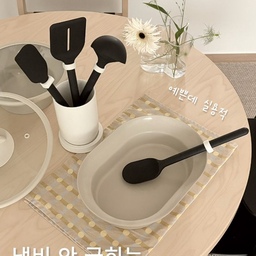 #예쁜템최고야 #조리도구 #주방템 #콘수프기록집 
#오늘의집 #스페셜크리에이터 #오늘의집크리에터 
: 블랙 실리콘 조리도구 어때요?😎🖤
볶고, 뒤집고, 덜어낼 때 손에 착 감기고
무광 블랙 컬러라 주방에 툭 꺼내놔도 예쁜 느낌✨
실리콘이라 안심되고 사용감도 부드러워요
특히 실리콘링 덕분에 양념이 바닥에 
묻지 않아서 편하더라구요🖐🏼
주방 분위기도 훨씬 정돈돼 보이는거 있죠 ㅎㅎ
세라믹 보관통도 함께 드린다는거👩🏻‍🍳🍳🖤
데켓 쿡플레이트랑 함께하면 더 좋아요:)
-
#신혼집인테리어 #조리도구 #주방용품 #살림템 #데켓 #쿡웨어 #세라믹쿡웨어 #쿡플레이트 