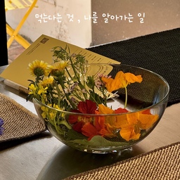 <평화가 깃든 밥상 : 내가 먹는 것이 곧 나>
북촌의 기와 지붕이 정겹게 내려앉은 아늑한 공간에서,
천천히 맛을 느끼고 감각을 들여다보는 시간을 보냈다. 
‘내가 먹는 것이 곧 나’라는 주제 아래 자연요리 연구가 문성희 선생님의 철학이 담긴 강연을 듣고, 익숙하게 지나쳤던 맛들을 천천히 음미하고, 그 순간의 감정과 느낌을 기록해 보며 나의 몸과 일상을 조금 더 다정한 시선으로 바라보게 되었던 시간! 음식의 맛을 넘어 내가 어떤 감각에 반응하고 무엇을 좋아하는 사람인지 자연스럽게 들여다보게 되었다. 
정갈하게 준비된 채소들로 초밥을 만들고 플레이팅하는 과정 또한 작은 명상처럼 느껴졌다. 색감과 질감, 손끝의 움직임에 집중하다 보니 바쁘게 흘려보냈던 감각들이 천천히 돌아오는 기분이었다. 
함께한 사람들과 음식을 나누고 대화를 이어간 순간들까지 오래 기억에 남을 것 같다. 잠시 멈춰 나의 몸과 마음을 다정히 살펴본, 오랜만에 깊게 힐링한 하루 ꔛꕤ
스페셜 클래스를 들을 때마다 얻는 게 너무 많아서 늘 감사한 마음뿐이다♡ ​
<평화가 깃든 밥상 : 내가 먹는 것이 곧 나>
북촌의 기와 지붕이 정겹게 내려앉은 아늑한 공간에서,
천천히 맛을 느끼고 감각을 들여다보는 시간을 보냈다. 
‘내가 먹는 것이 곧 나’라는 주제 아래 자연요리 연구가 문성희 선생님의 철학이 담긴 강연을 듣고, 익숙하게 지나쳤던 맛들을 천천히 음미하고, 그 순간의 감정과 느낌을 기록해 보며 나의 몸과 일상을 조금 더 다정한 시선으로 바라보게 되었던 시간! 음식의 맛을 넘어 내가 어떤 감각에 반응하고 무엇을 좋아하는 사람인지 자연스럽게 들여다보게 되었다. 
정갈하게 준비된 채소들로 초밥을 만들고 플레이팅하는 과정 또한 작은 명상처럼 느껴졌다. 색감과 질감, 손끝의 움직임에 집중하다 보니 바쁘게 흘려보냈던 감각들이 천천히 돌아오는 기분이었다. 
함께한 사람들과 음식을 나누고 대화를 이어간 순간들까지 오래 기억에 남을 것 같다. 잠시 멈춰 나의 몸과 마음을 다정히 살펴본, 오랜만에 깊게 힐링한 하루 ꔛꕤ
스페셜 클래스를 들을 때마다 얻는 게 너무 많아서 늘 감사한 마음뿐이다♡ ​
#오늘의집 #스페셜크리에이터 #오늘의집크리에이터
#스페셜클래스 #피스풀테이블 #밀키홈
#쿠킹클래스 #북촌 #북촌나들이 #한옥인테리어 #자연밥상 #채소초밥 #플레이팅 #집밥요리 #힐링