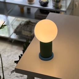 #이케아
IKEA PS 2026💙
이번 이케아 신상 진짜 너무 취향이에요,, 
컬러감이 너무 예뻐서 보자마자 오픈날만 기다렀는데
온라인 판매는 아직이라 주말 아침 일찍 달려갔어요🏃🏻‍♀️💨
제가 산 건 플로어 조명과 무선 LED 조명이에요
접이식 체어도 갖고싶었는데 일찌감치 품절이더라구요😭
스탠드조명은 세가지 색 다 예쁜데 
다크레드가 저희 집에 무난히 어울릴 것 같아서 
고민도 안하고 바로 샀어요♥️
무선 조명은 컬러 조합이 너무 잘 뽑혀서 충동구매했어요😋
어떤 색을 고를지 고민했는데 
그린컬러는 전구 부분이 연한 핑크색이라 
조명을 껐을때도 예뻐서 바로 결정!!
오랜만에 이케아 매장 구경하니 너무 피곤하지만 예쁜 조명 득템해서 기분은 최고예요😝
#이케아ps2026 #이케아조명 #ikea #ikeaps2026

