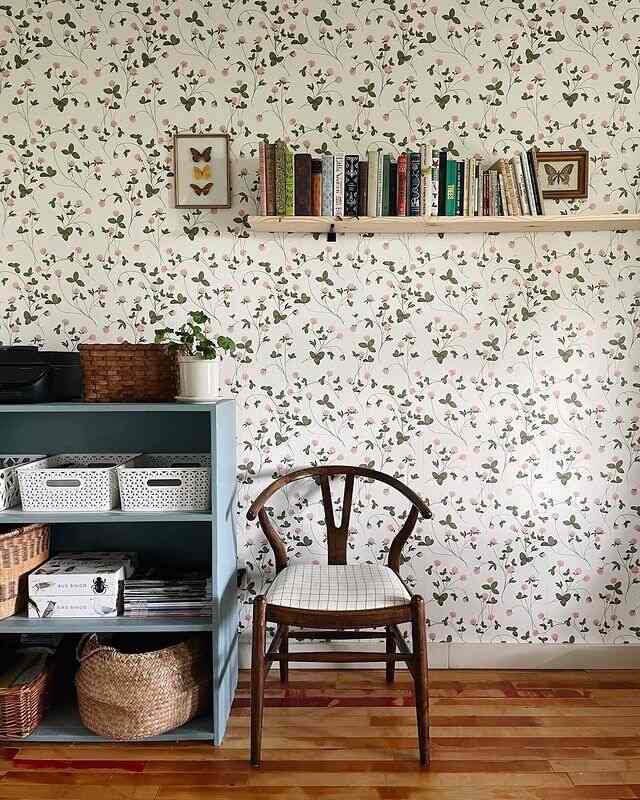 The floral wallpaper in the hallway makes it feel like spring arrived early 🌸☀️
A small corner of home that instantly feels brighter and softer.
credit: @melissa_amy_simmons
#SpringInterior #FloralWallpaper #HallwayDecor #CozyHome #HomeStyling #InteriorMood #SpringVibes #WallpaperDecor #WarmInterior #PastelHome #ApartmentDecor #HomeInspo #SoftInterior #ModernHome #InteriorInspiration #FlowerAesthetic #HallwayInspo #SimpleLiving #AestheticHome #Ohouse