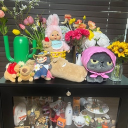 #우리집포토존 #콘수프기록집 #맞팔 #오감리뷰 #인형존 #이쁜템 #가구의정석 
#티크미드센츄리지류함 #가구의정석지류함 
#카피바라 #생화 #엘피플레이어
#이웃집토토로 #토토로존
포토존이 바뀌었어요^^ 노랑냉장고위에서 자리를 바꿔 보았어요~ 이번에 오감리뷰로 받은 지류함이랍니다.
블랙인데 너무 맘에 들어요^^ 생각보다 크기가 크더라고요. 그런데 수납도 많이 되고 이렇게 투명한 부분이 있어서 
이쁜 거 넣어두기도 좋네요^^ 술을 넣어두어도 충분한 크기라서 장식장 대용으로 쓸 수 도 있을 거 같아요.
지금은 일단 그냥 제가 좋아하는 것들 조금 넣어두었답니다. 그리고 서랍장 위를 조화들과 제가 좋아하는 인형들로
가득 채워두었답니다. ㅎㅎ 지금 냉장고 위는 다시 꾸미고 있는 중이랍니다. 
이제 엘피플레이어도 자기 역할을 할 수 있을 듯해요~ 조화와 생화가 이루어진 공간입니다. 
